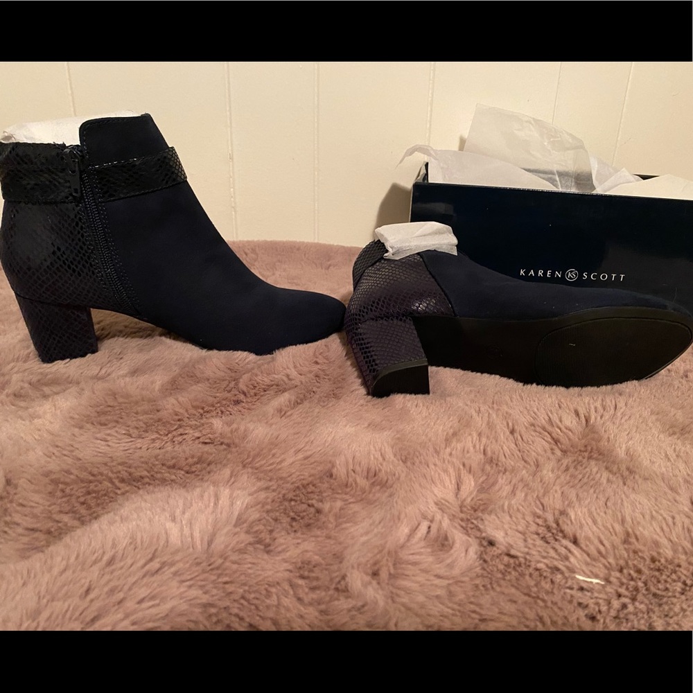New - without tag never use. Color is navy blue, size women 7